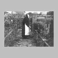 030-0020 Oma Wildies in ihrem Vorgarten.jpg